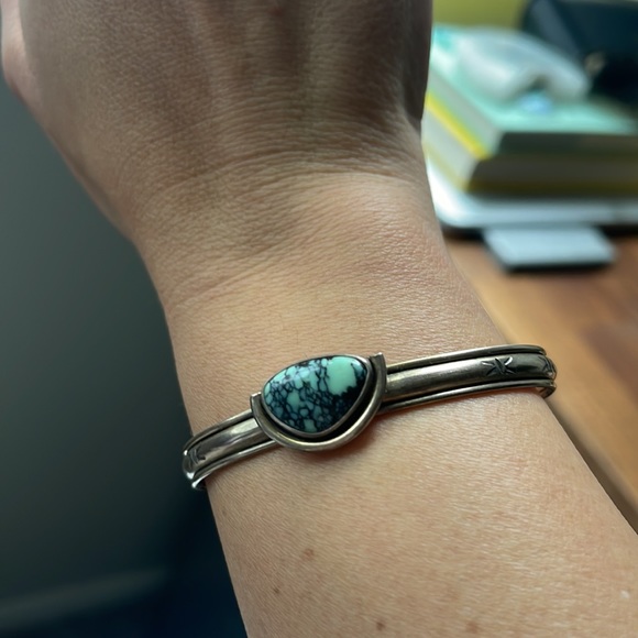 V Custom jewelry bracelet - Picture 4 of 8